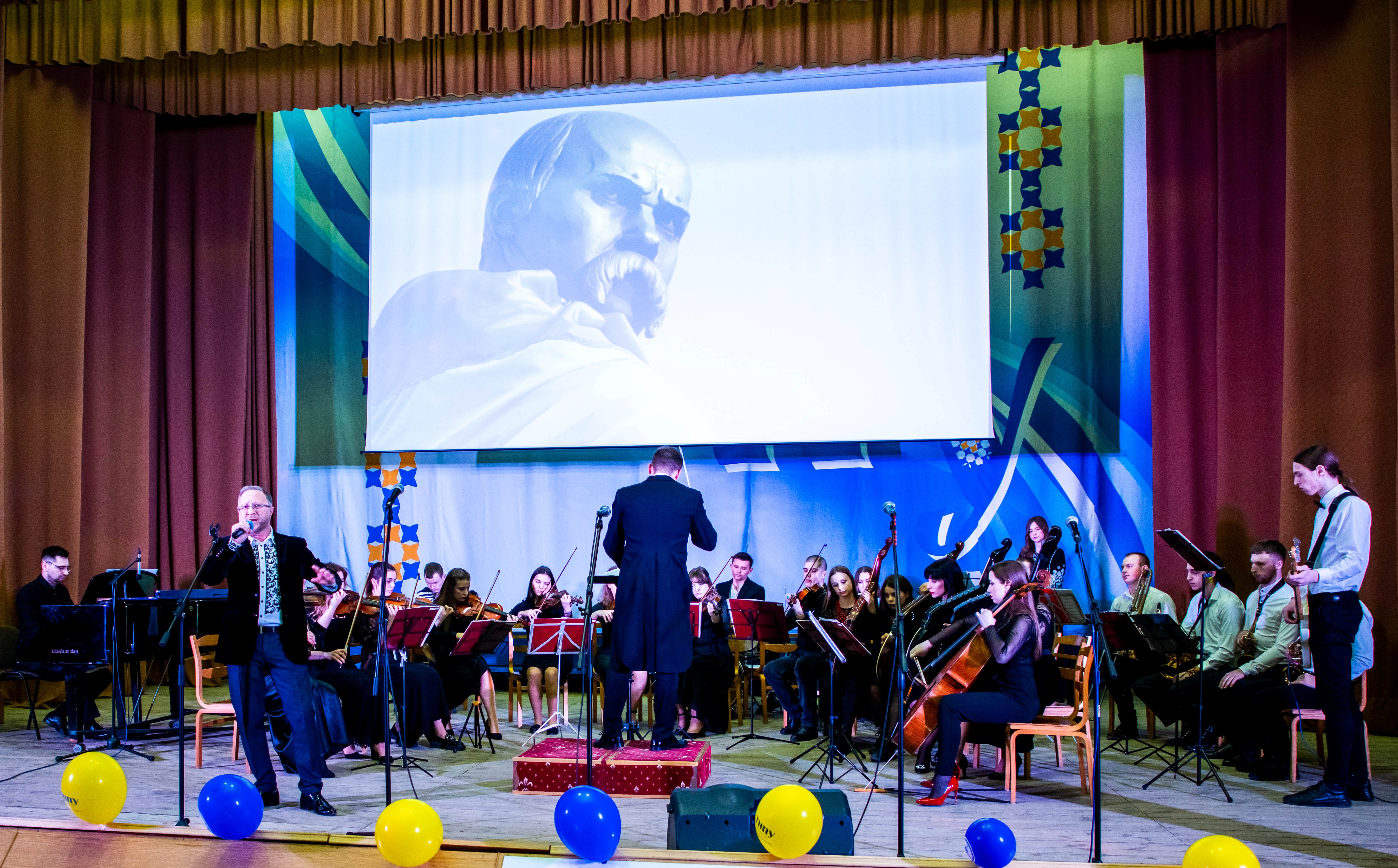 Естрадно-симфонічний оркестр факультету мистецтв (керівник Степан Буранич). Соліст -заслужений діяч мистецтв України Анатолій Ороновський